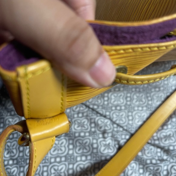 Louis Vuitton Petit Noe Epi Drawstring Shoulder bag with match Epi Agenda PM - Picture 9 of 17